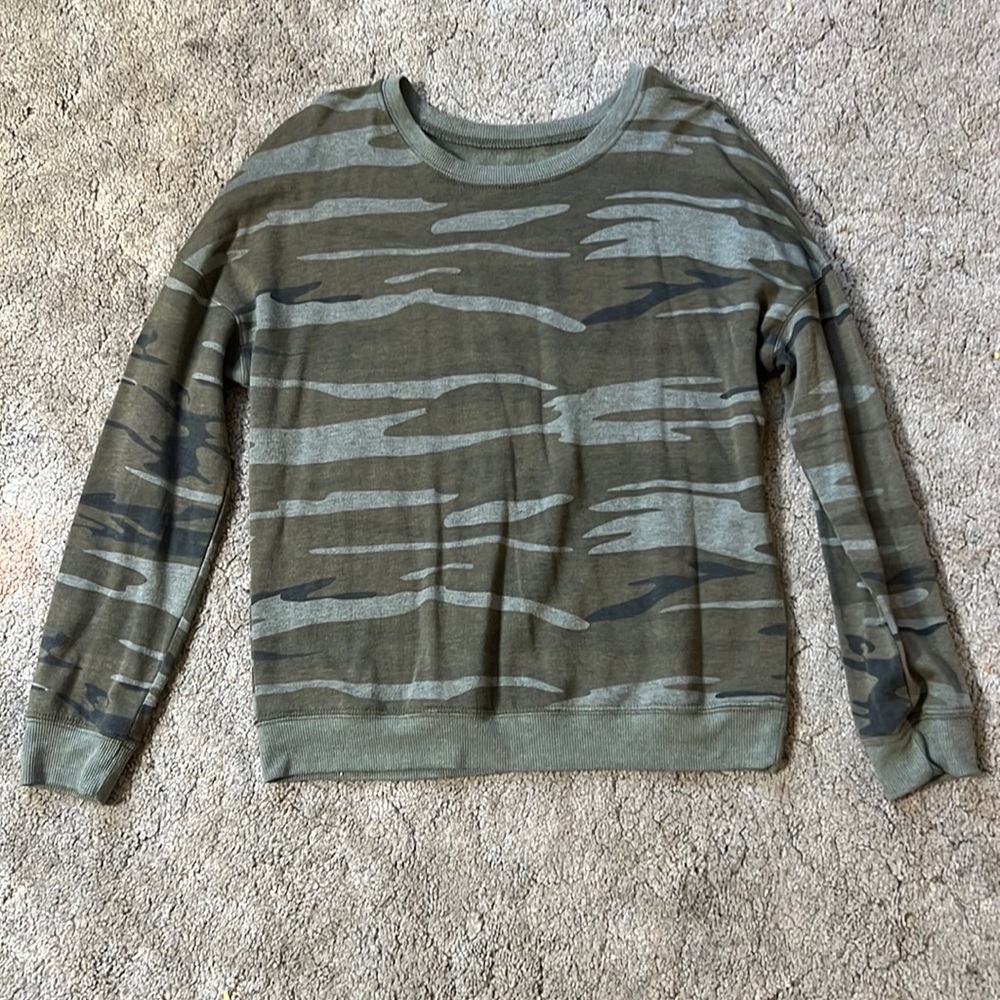 LN women’s Zoe + Liv Camo top size Large